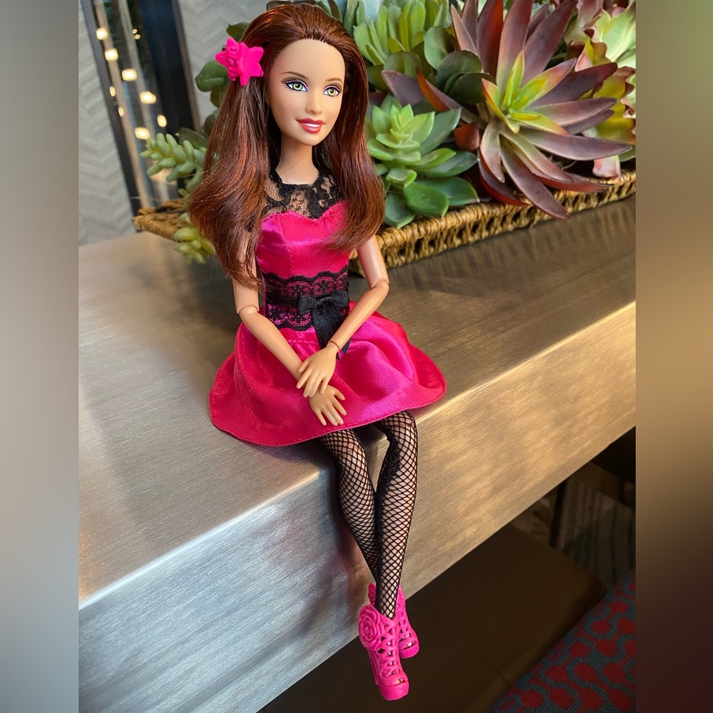 New Barbie Teresa Articulated Doll - Picture 3 of 14